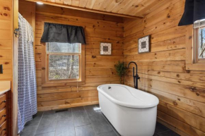 Cozy family friendly Cabin with hot tub, near Gatlinburg, Pigeon Forge, Dollywood